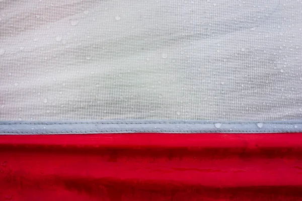 Красивые Круглые Капли Росы Собираются Гидрофобной Силиконовой Ткани Палатки Красная — стоковое фото