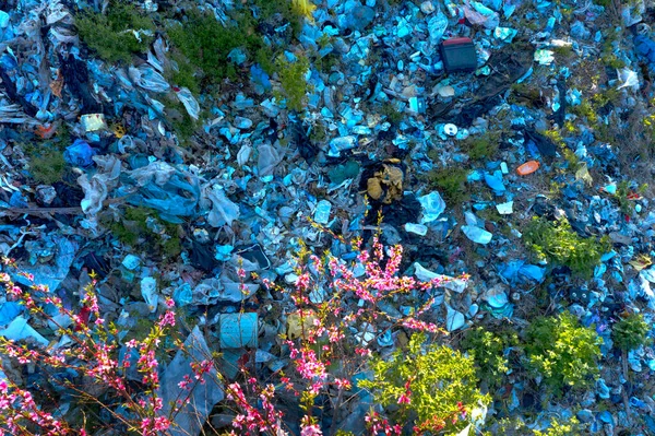 埋め立て地のパノラマ ドローンの四面体から撮影 地球全体を満たす消費者社会のシンボル すべての生き物を置き換えます ジプシーはここに住み 袋でプラスチックを集める — ストック写真