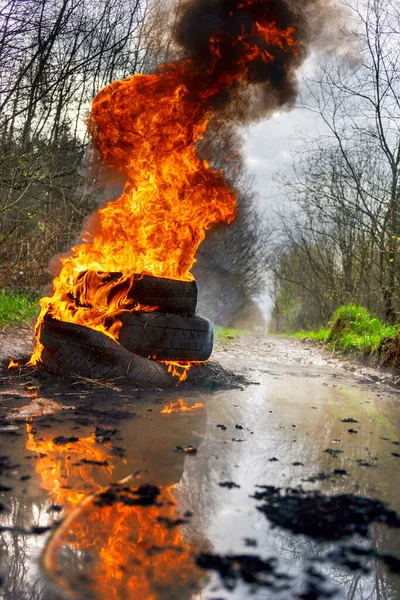 Les Manifestants Brûlent Des Pneus Voiture Sur Une Route Campagne — Photo