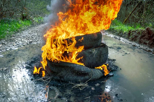 Protestujący Palą Opony Wiejskiej Drodze Ogień Czarny Dym Silny Zapach — Zdjęcie stockowe