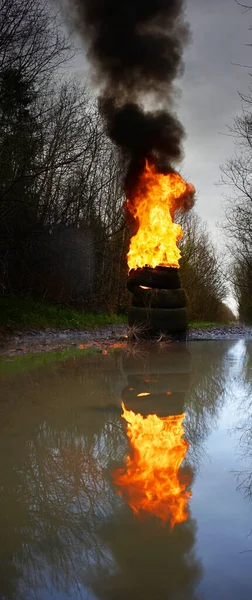 Les Manifestants Brûlent Des Pneus Voiture Sur Une Route Campagne — Photo