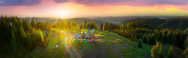 无人驾驶飞机对乌克兰 喀尔巴阡山脉 伊凡诺 弗兰基夫斯克地区 旅游城镇亚雷姆什附近的多拉村的一个石油和天然气田进行空中拍照 野生森林中的油泵 — 图库照片