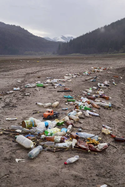 ウクライナのトランスカルパティアでの環境災害 山間部の村の住民は プラスチック廃棄物を直接川に投げ込み 貯水池に持ち込み その銀行に投棄します 低生態 — ストック写真