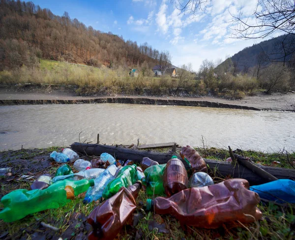 ウクライナのトランスカルパティアでの環境災害 山間部の村の住民は プラスチック廃棄物を直接川に投げ込み 貯水池に持ち込み その銀行に投棄します 低生態 — ストック写真
