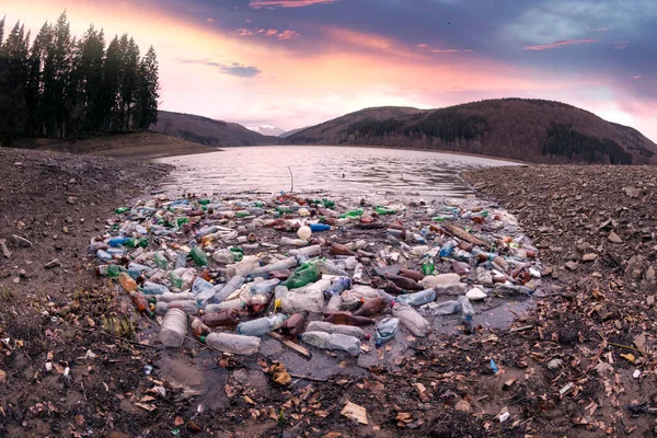乌克兰外喀尔巴阡的环境灾难 山村居民将塑料垃圾直接排入河流 然后排入水库 倾倒在河岸上 低生态 — 图库照片