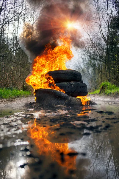 Demonstranten Verbranden Autobanden Een Landweg Vuur Zwarte Rook Sterke Geur — Stockfoto