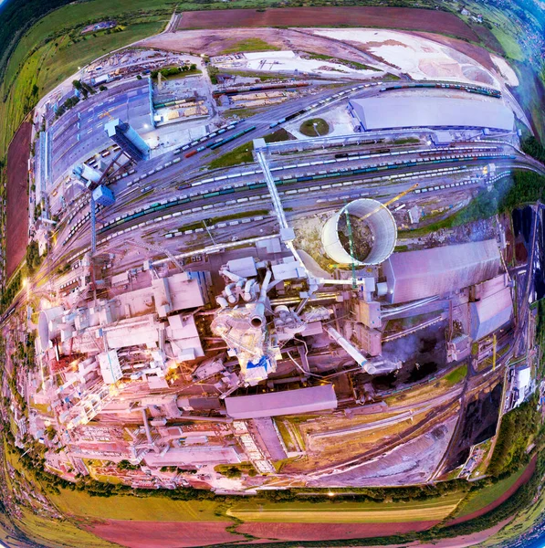 一种大型植物的球状全景符号 无人驾驶飞机的航拍照片 大型金属结构 有数百辆货车的铁路线 明亮的照明 能源和电力冶金 — 图库照片