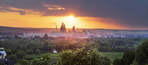 Solnedgången Solen Vackra Fabriken Röda Moln Blommar Akacian Början Sommaren — Stockfoto