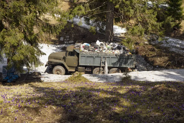 乌克兰著名的滑雪胜地 冬季的所在地 的德拉戈布拉特山上的春天 春天的时候 一辆装有垃圾的卡车在雪地里融化了 — 图库照片
