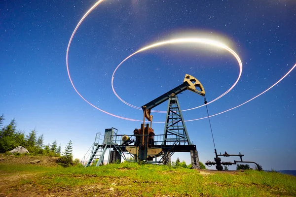 Нефтегазовый Насос Ночью Вершине Гор Карпатах Автоматический Летающий Аппарат Дрон — стоковое фото