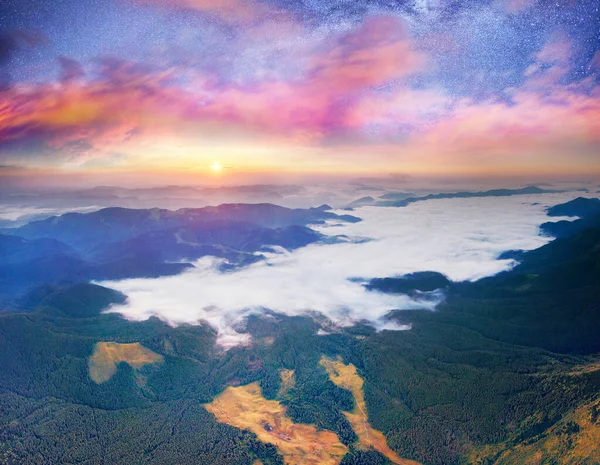 Nevoeiro Manhã Dos Cárpatos Drone Voa Sobre Picos Após Chuva — Fotografia de Stock