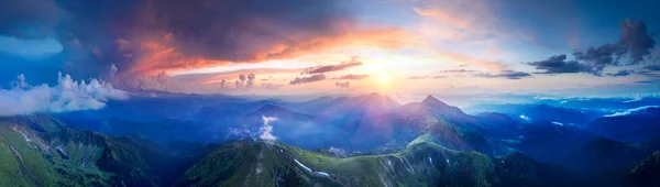 Die Drohne Fliegt Nach Dem Regen Über Die Gipfel Des — Stockfoto