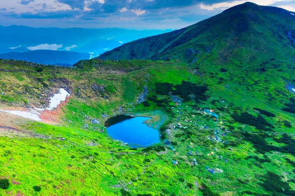 Drone Voa Sobre Cume Chornohora Lago Nesamovite Muitas Tendas Coloridas — Fotografia de Stock