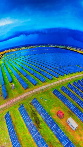 Die Sonnenblumenfelder Und Sonnenkollektoren Wurden Mit Einem Hubschrauber Geschossen Sie — Stockfoto