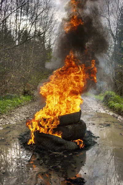 Demonstranten Verbranden Autobanden Een Landweg Vuur Zwarte Rook Sterke Geur — Stockfoto