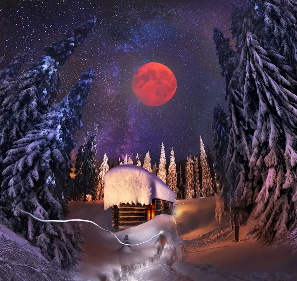 Cabaña de caza en las montañas de invierno —  Fotos de Stock