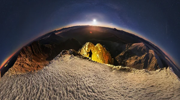 Ανατολή Σελήνης πάνω από Mika-Mare στα Καρπάθια Όρη — Φωτογραφία Αρχείου
