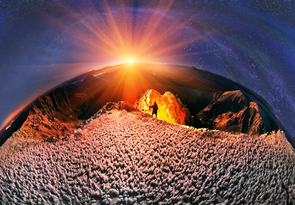 Mika-Mare Karpat Dağları'nda üzerinde ayın doğuşu — Stok fotoğraf