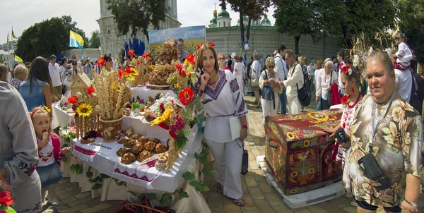 人们在国家绣花衬衫 — 图库照片