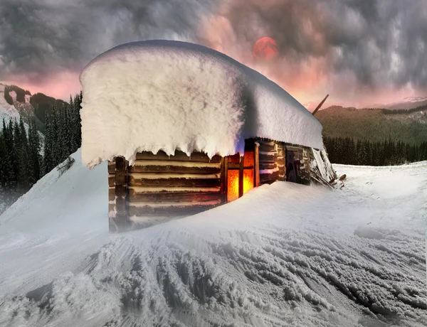 Casa pequena aconchegante em montanhas — Fotografia de Stock