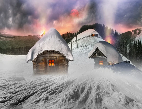 아늑한 작은 산에 주택 — 스톡 사진