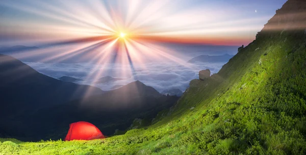 Tent in de bergen bij zonsopgang — Stockfoto