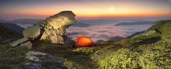 Zelt in den Bergen bei Sonnenaufgang — Stockfoto