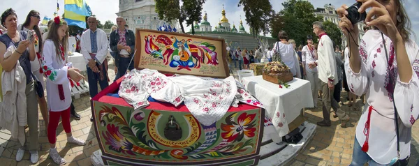 Люди в національному вишитих сорочок — стокове фото