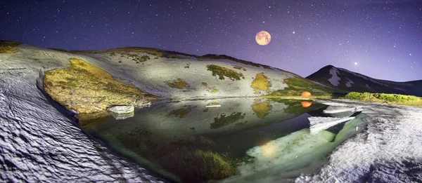 Horské jezero Nesamovyte — Stock fotografie