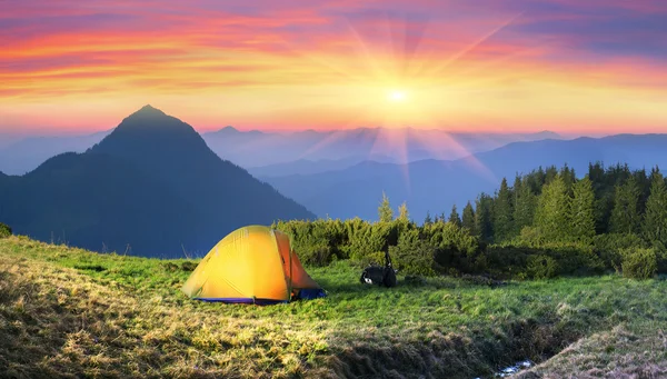 Tent in carpathian mountains — Stock Photo, Image