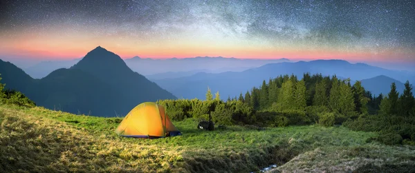Tent in carpathian mountains — Stock Photo, Image