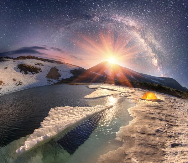 Stjärnor över Mountain Lake Nesamovyte — Stockfoto