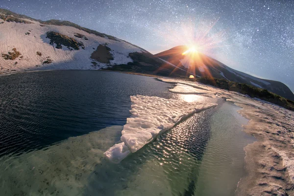 Estrelas sobre Mountain Lake Nesamovyte — Fotografia de Stock