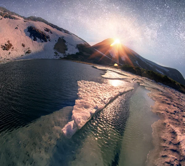 Estrelas sobre Mountain Lake Nesamovyte — Fotografia de Stock