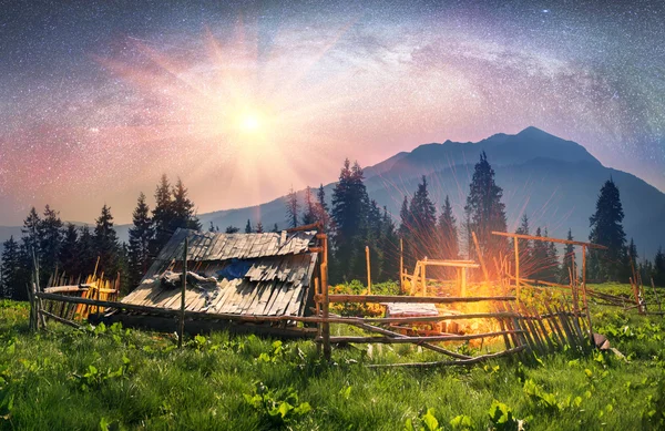 Herders hut bij zonsondergang — Stockfoto