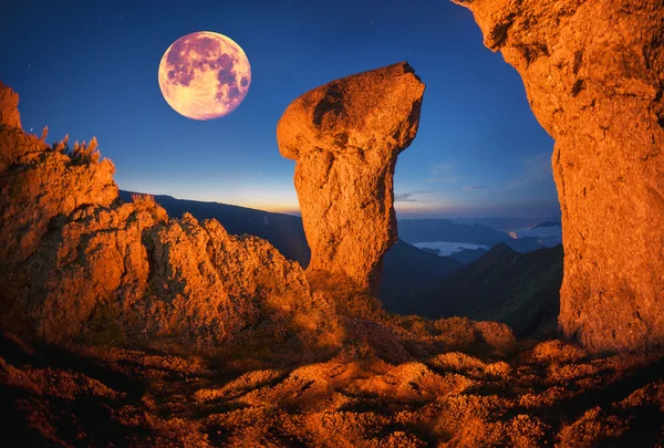 Rocas en montañas salvajes — Foto de Stock