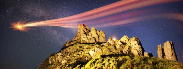 Paisagem montanhosa com chuva de meteoros — Fotografia de Stock