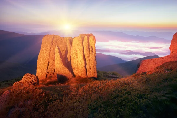 Rochas em montanhas selvagens — Fotografia de Stock