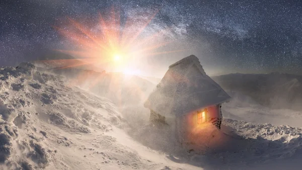 Huis van Reddertjes onder Hoverla — Stockfoto