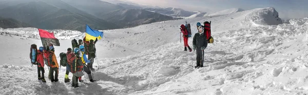 Les alpinistes ukrainiens sur la montagne Goverla — Photo