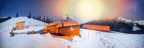 Cabañas de pastores en las montañas de invierno — Foto de Stock