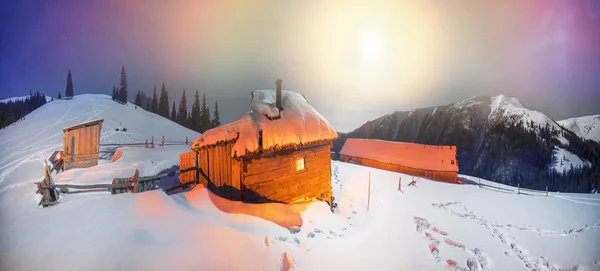 Cabañas de pastores en las montañas de invierno — Foto de Stock