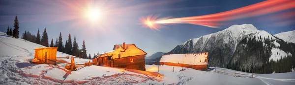 Cabanas pastores em montanhas de inverno — Fotografia de Stock