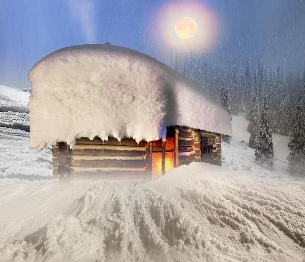 Gezellig huisje in de bergen — Stockfoto