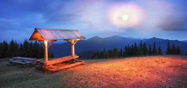 Mesa e bancos em montanhas — Fotografia de Stock