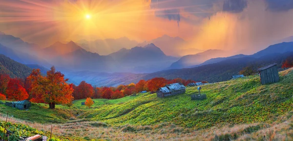 Vesnice pastýřů v podzimní horách — Stock fotografie