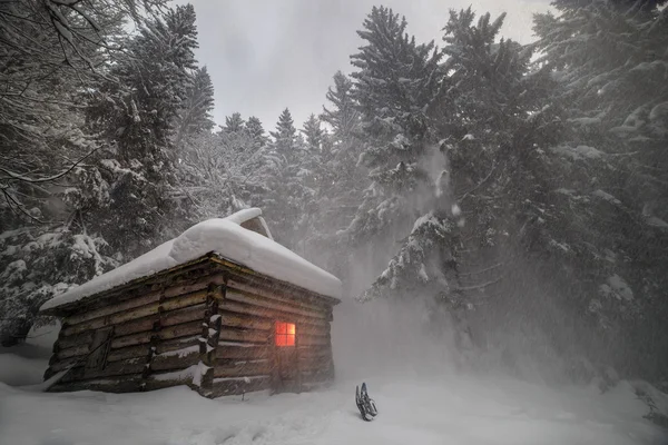 Старая деревянная хижина — стоковое фото