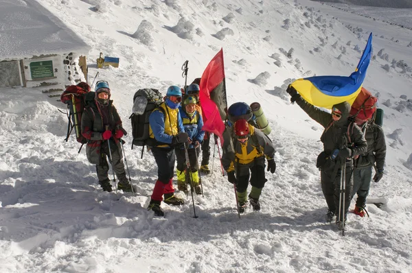 Ukrainska klättrare på Goverla berg — Stockfoto