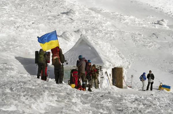 Les alpinistes ukrainiens sur la montagne Goverla — Photo