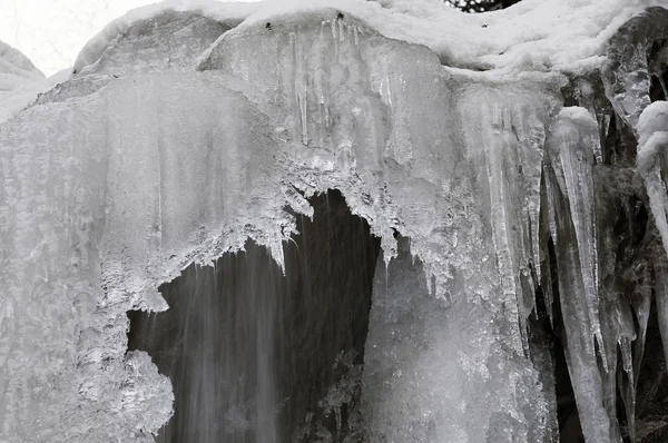 Guk Waterfall in winter — Stock Photo, Image